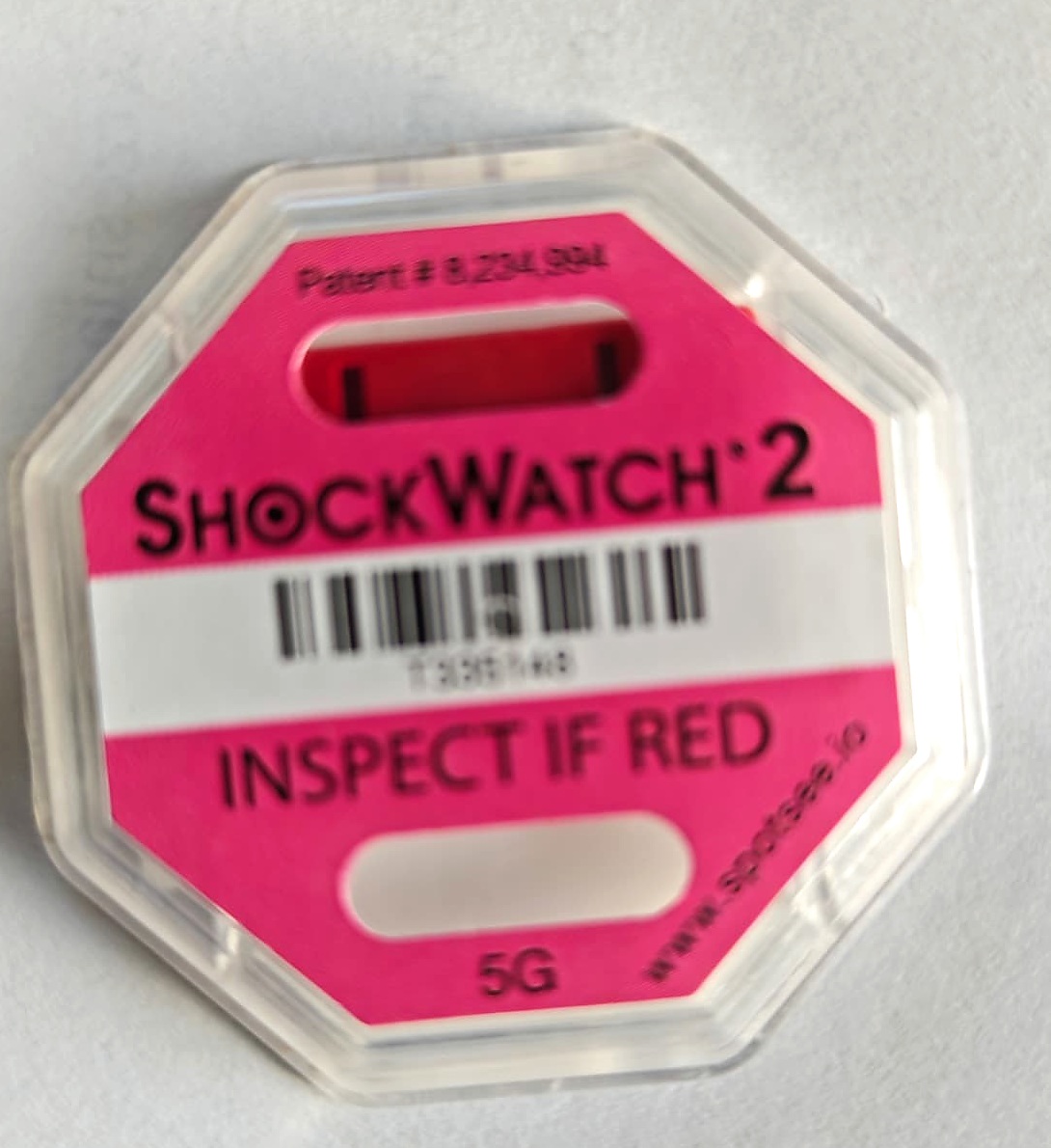 Spuštěný ShockWatch 2 — červené okénko po nárazu, důkaz nesprávné manipulace se zásilkou