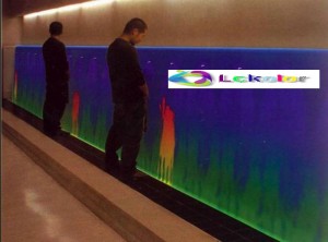 Velká plocha pokrytá termochromickým materiálem reagujícím na teplo